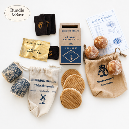 
Handmade bakery play food bundle with fabric æbleskiver, stroopwafels, chocolate, recipe card and cotton bags.
